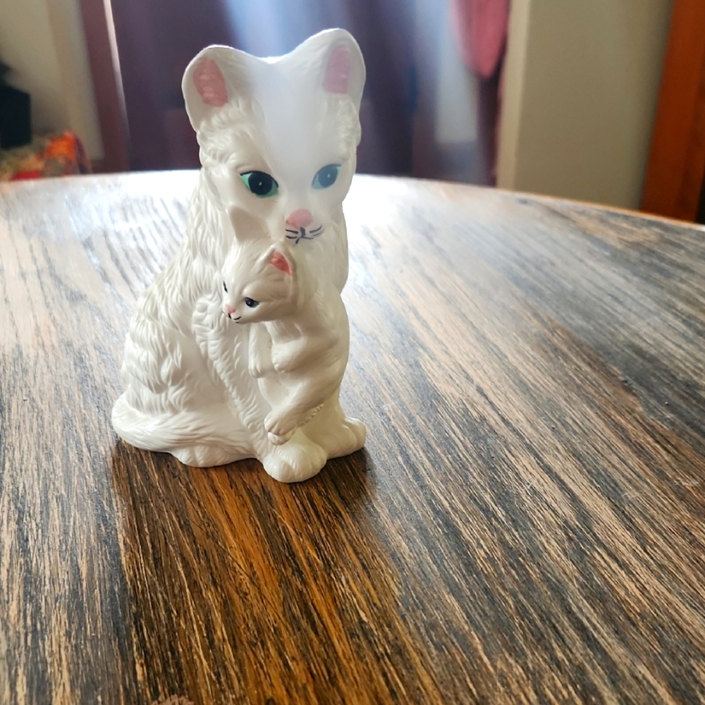 White Cat Figurine with Kitten - Picture 1 of 4